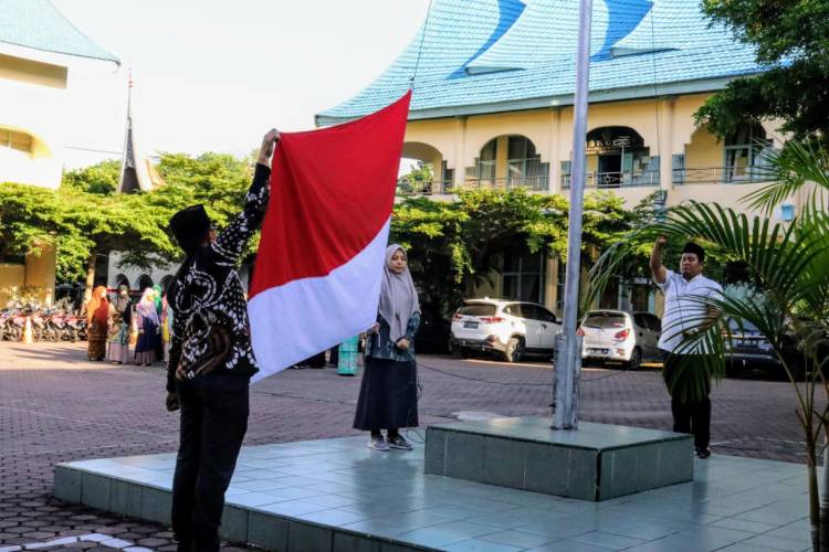 Kabag TU Pimpin Upacara Penghormatan Bendera Merah Putih Dan Doa