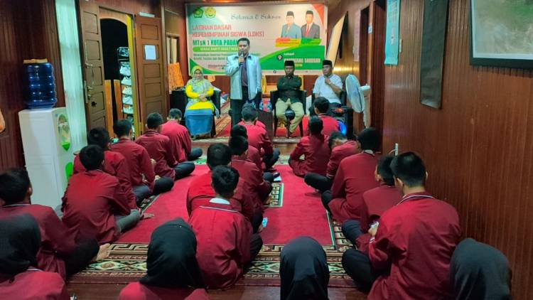 Kakan Kemnag Kota Padang,  Bakar Semangat Leadhership Peserta LDKS MTsN 1 Padang 