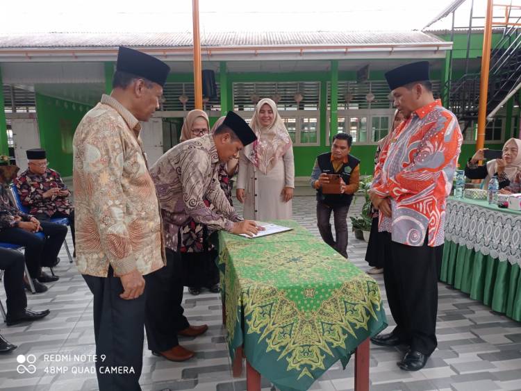 Plt. Kepala MTsN 4 Padang, Edihadison Serah Terima Tugas Bersama H. Ramli