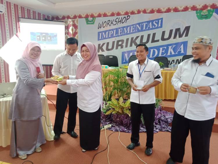 Antusias Hari Ke-2 Pelaksanaan  Workshop  MTsN 5 Kota Padang Berjalan Sukses