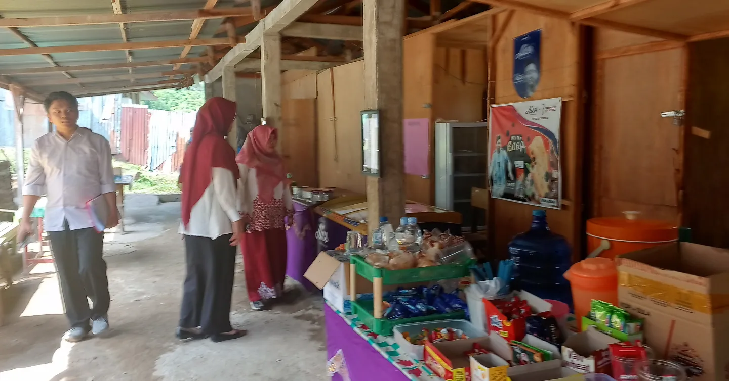 Apresiasi Itjen Kemenag RI Pada 20 Sertifikat Halal Di Kantin MTsN 3 Kota Padang
